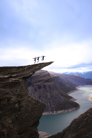 Illustration for article titled Beautiful Norwegian cliff is a nightmare for those afraid of heights